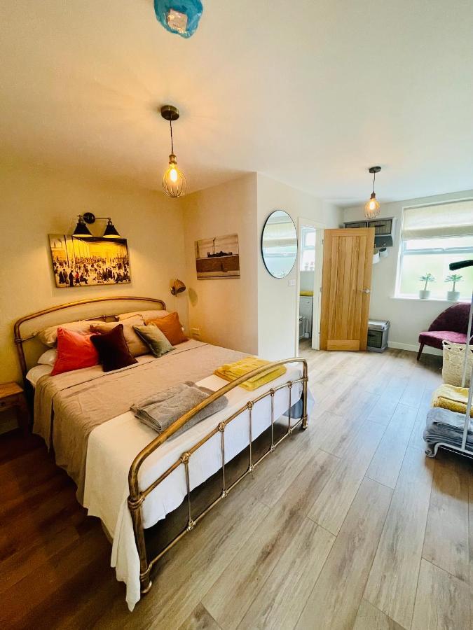 בילת' וולס The Art Attic A Stylish Boutique Apartment מראה חיצוני תמונה