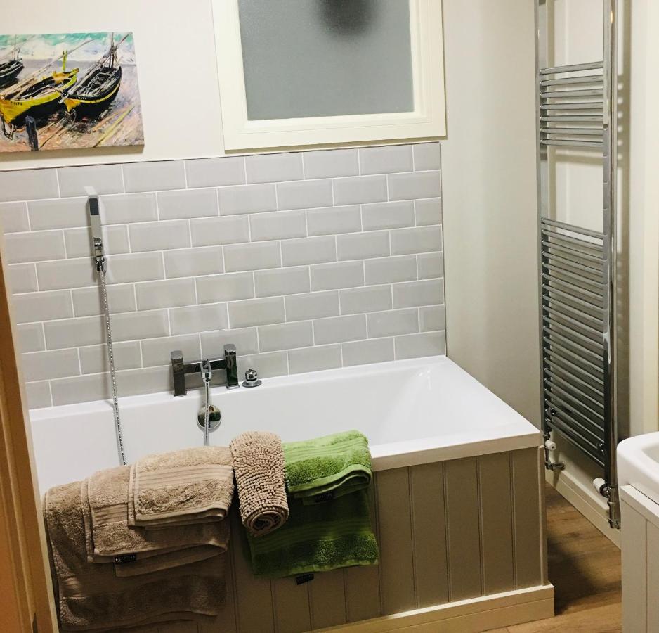 בילת' וולס The Art Attic A Stylish Boutique Apartment מראה חיצוני תמונה